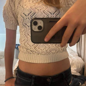 Stickad topp  - As snygg tröja från zara som tyvärr inte kom till andvändning. Storlek S men passar både som M och Xs beroende på hur du vill att den ska sitta. Nästan aldrig använd och är helt nytt skick.