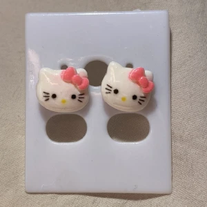 Hello Kitty Örhängen - Supersöta hellokitty örhängen🎀 aldrig använda💕