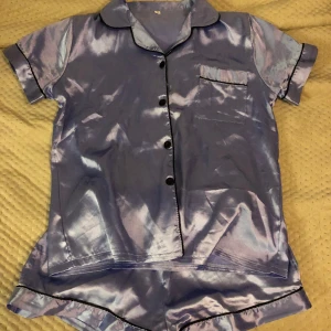 Silkes pyjamas  - Säljer denna fina silkes pyjamas som jag köpte här på Plick. Aldrig använd av mig🤍 Storleken är M men passar även S och Xs. Hör av dig om du har frågor!😊💗