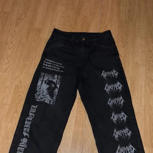 Wasted paris jeans  - Ett par feta jeans från märker wasted paris. De har tryck på bakre högerficka och benen fram. Byxorna ligger på 1700 nypris. Färgen svart Hör av er vid fler bilder eller frågor 