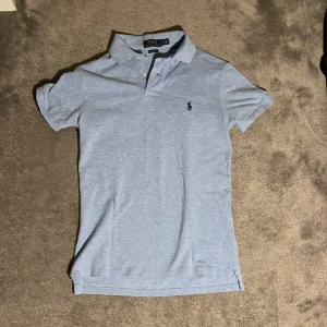 Ralph lauren Piké - Säljer nu denna as sköna Ralph lauren piké i storlek S då den blivit för liten. Bra skick, knapp använd. Skriv om ni har frågor!