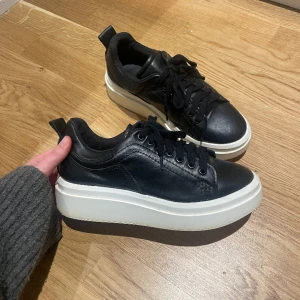 Sneakers - Så snygg zara skor i storlek 37! 