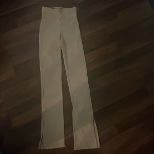 Tränings byxor - Säljer dessa skit sköna byxor som man kan träna i och ha som vanliga byxor! Dom har en slits och är ribbade, dom ser ut och vara små i midjan men dom är jätte stretchiga 