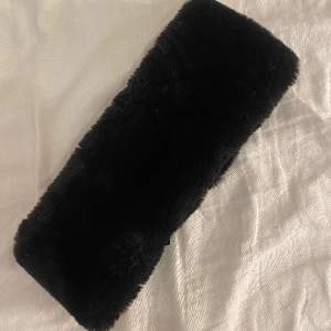 Ett svart päls pannband som knappt är använt och väldigt mjukt men tyvärr inte så stretchigt💕