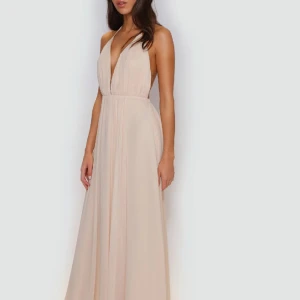 Balklänning - Så himla fin balklänning från Ivory Field, ”CHIFFONG MOA-DEEP V NECKLINE MAXIKLÄNNING I NUDE COLOR”   Aldrig använd pga inställd bal, så alla lappar sitter kvar på klänningen!🫶 Nypris 1899!!