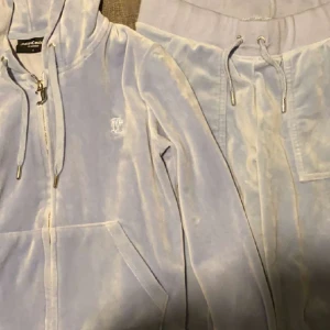 Juicy couture - Juicy couture set i färgen baby blå  jätte fin använd några gånger köpt från raglady kvitto kvar storlek xs byxor och s kofta