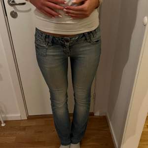 Säljer dessa skitsnygga jeans som jag inte längre använder, Innerbenslängden är 83 och jag är 177 ett ihopsytt slitage på höger sida rumpa