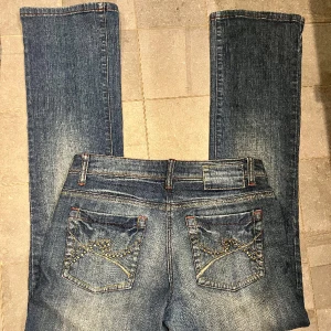 Lågmidjade bootcut jeans  - Lågmidjade bootcut jeans med coola bakfickor. Midjemått 38cm, innerbenslängd 76cm ❤️‍🔥