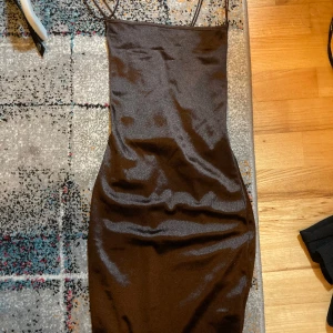 Brun Silky mini klänning 🪩🤎 - Har inte kommit till användning drf jag säljer :) ps har en i vit