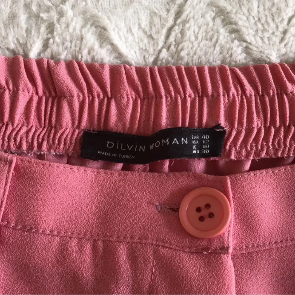 Rosa kostymbyxor i storlek 40. Köparen står för frakten!💓. Jeans & Byxor.