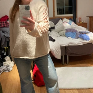 Cool vit stickad tröja - Söt och mjuk tröja som tyvärr inte kommer till användning❤️ Coola öppningar på sidorna som ger lite ”flätad” effekt😊