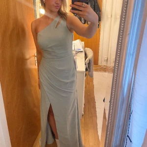 Balklänning - Superfin ljusgrön klänning köpt från JJ’s House! Endast testad med lapparna kvar🤍 Originalpris 1500kr, säljer då jag hittat en annan balklänning💕