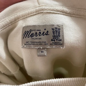 Morris Hoodie - Jag säljer nu min Morris Hoodie i storlek M. Tröjan har en väldigt bra passform och den sitter bra på kroppen. Tröjan är i använt men fint skick.