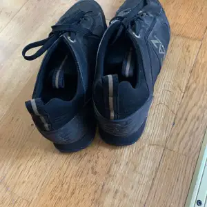 Svarta EA7 skor i storlek 42 . Fler bilder kan skickas . Kan frakta skorna mot betalning. 
