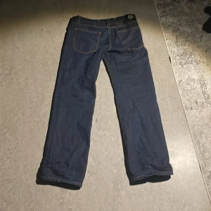 Säljer ett par riktigt feta Chet Rock London jeans i nyskick, använd fåtal gånger. Kostar ca 900 nypris och säljer de med ett startbud på 300kr - Använd ca 3 gånger men har inte fått några defekter utav det