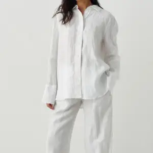 Lovisa Linen shirt från Gina Tricot. Gått upp två storlekar för att få en over-size skjorta till beachen. 🫶 Använd ett par gånger, tvättad en gång.   Storlek XL, Köpt för 399 SEK. 