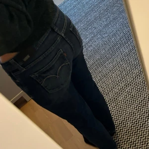 Lågmidjade levis jeans  - Säljer pga de inte används, 78 cm i innerbenslängd och ca 40 cm rakt över midjan❤️