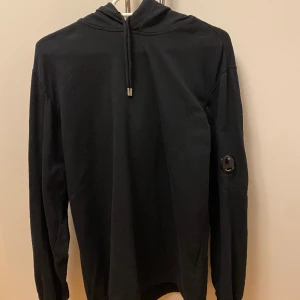 Cp Company hoodie - Säljer en cp company hoodie. Har använt den runt 10 gånger så den är i nyskick. Skick 9/10. Den är tunn så är perfekt till våren och sommaren. Lite stor i storleken. Nypris 2300. 