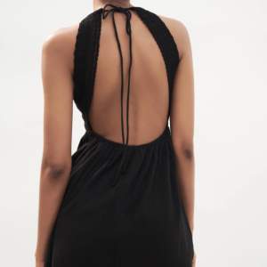 As snygg svart klänning från zara med en öppen rygg. Endast använd en gång. Köp gärna med köp direkt❤️