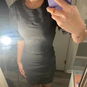 Jeansklänning - Svart jeansklänning💗aldrig använd