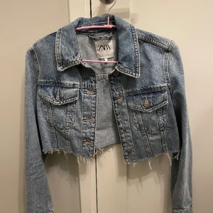 Jeansjacka zara - Croppad jeansjacka från zara, oanvänd