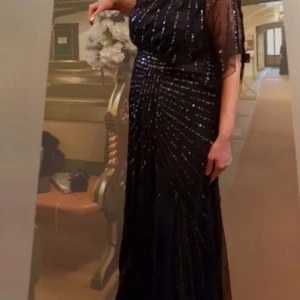 Festklänning  - Jättefin festklänning köpt från Zalando använd några timnar säljer den för 1300 färgen är marinblå 