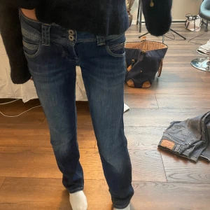 Pepe jeans - As snygga lågmidjade pepe jeans! Sitter fint i längden på mig som är 167💓