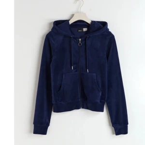 mjukiströja från gina tricot - säljer denna mörkblåa mjukiströja i velour från gina tricot💙 den ser nästan likadan ut som den på första bilden men med vissa andra detaljer då den köptes för några år sen (se bild 2)💙 säljer även matchande mjukisbyxor i en annan annons