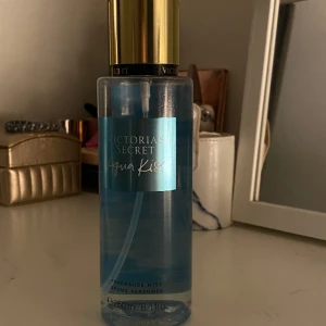 Victoria Secret bodymist  - Victoria secret bodymist i doften ” Aqua Kiss ”. Säljer då jag tröttnat på den. Ca 85% kvar i flaskan. Luktar väldigt fräscht 💕