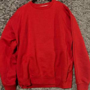 Säljer denna röda tröja i storlek m 