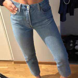 Jeans från Levi’s i modellen 501 Crop i 100% bomull. Jättefin tvätt och använda max två gånger, som nya!