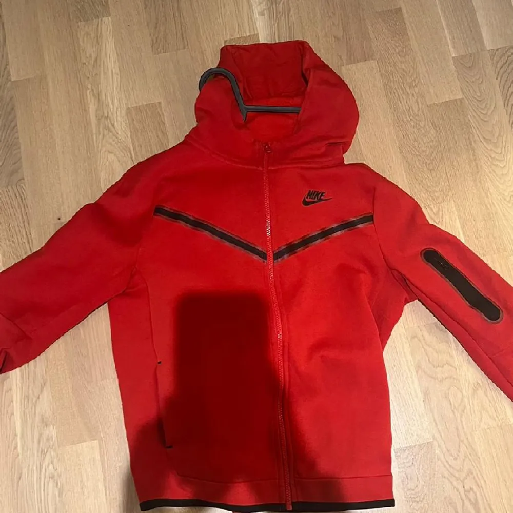 Röd nike tech. Hoodies.