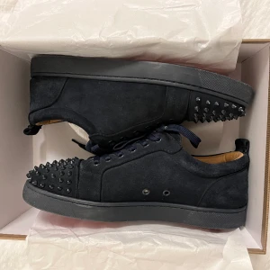 Mörkblå louboutins  - Mörkblå Loubs   Köpta på plick i somras i oanvänt skick. 7/10 skick nu.   St 44.   Box, skosnören, taggar, dustbag, nitar och skohorn medföljer. Screenshot på kvitto finns. Skriv för fler bilder