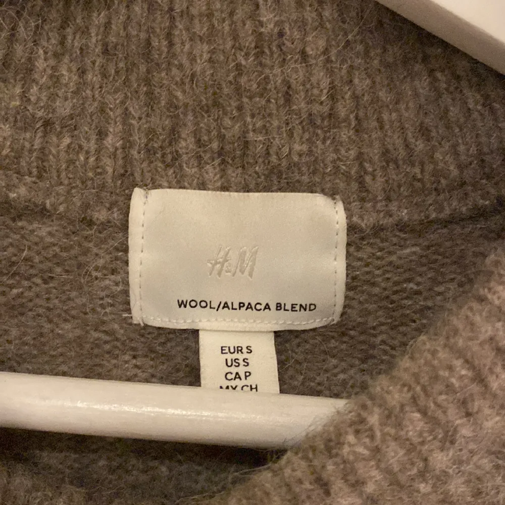 Den populära stickade tröjan ifrån H&M! Hänger bara i garderoben. Super fint skick! Passar mellan XS-M. Stickat.