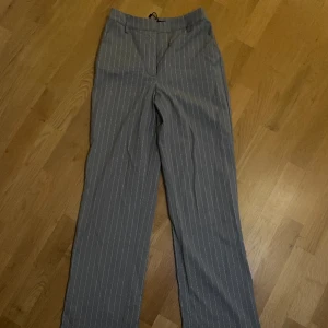 Kostymbyxor  - Ett par randiga kostymbyxor från bikbok, använda ett par gånger men inget som märks. Går att få fler bilder.