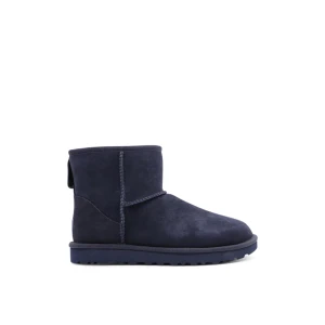 Uggs mörkblå - Jättefina uggs i limted edition färg, navy! Väldigt unika då de har mörkblå sula. De är sparsamt använda i en säsong, dessutom är de impregnerade  med uggs impregneringsspray vilket gör  färgen håller längre och blir mer tåliga för vatten. Nypris 3000 kr✨