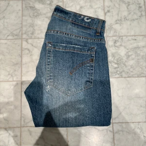 Dondup jeans - Säljer nu dessa feta distressed Dondup jeans i modellen ’George’. Jeansen är i gott skick utan skavanker - Storlek: 30 - Nypris: 5000 kr - Hör av er vid minsta fråga eller fundering :)