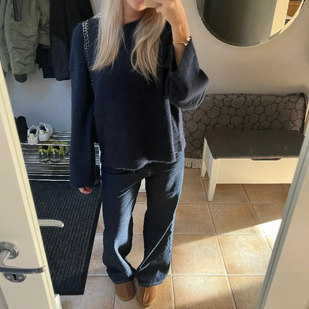 Mörka baggy jeans, storlek 38 sitter bra på mig som är S. Använd ca 3 gånger, säljer då jag har många jeans. . Jeans & Byxor.