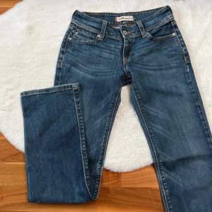 Skit snygga levis jeans i modell 570. Lågmidjade och raka! Bra skick🩶