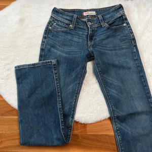 Levis Jeans  - Skit snygga levis jeans i modell 570. Lågmidjade och raka! Bra skick🩶