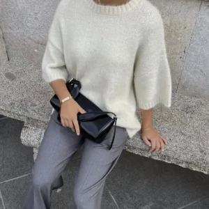 NA-KD tröja - Säljer min jättefina tröja som ursprungligen är från NA-KD, men jag köpte här på plick! Köpt för 650kr. Säljer då den är lite för stor för mig och därav inte kommer till användning! Hör av er vid frågor!💕