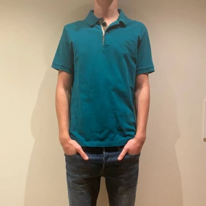 Burberry pike  - Säljer nu min riktigt feta burberry piké då den inte används längre! cond 8/10 och strl M ❕hör av er vid minsta lilla intresse