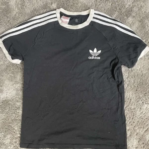 Adidas t-shirt. - Snygg adidas t-shirt med bra kvalite. Passar till det mesta.