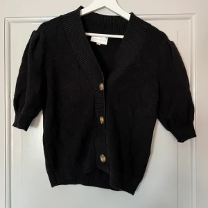 Kortärmad kofta från Vintage Dressing - Stickad och kortärmad kofta från Vintage Dressing. One size, men skulle säga att den sitter mer som en M💞