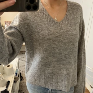 stickad tröja - V ringad stickad tröja från gina i storlek S