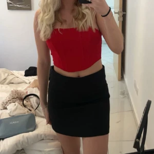 Röd korsett topp - Fin röd korsett topp i storlek S. Jättefin nu till våren och sommaren under en kavaj❣️