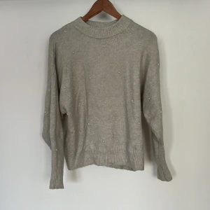 Stickad tröja  - Stickad tröja med pärlor från H&M  Storlek S  Katt finns i hemmet 