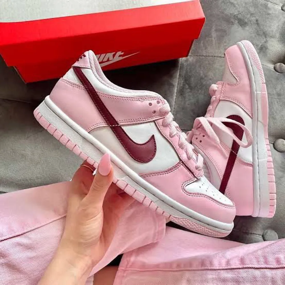 Säljer nu mina Nike dunk low pink foam! Super fina och knappt använda. Fler bilder fås såklart på begäran och priser går att diskuteras!🩷. Skor.