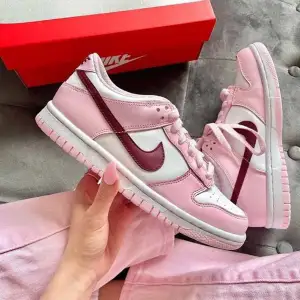 Säljer nu mina Nike dunk low pink foam! Super fina och knappt använda. Fler bilder fås såklart på begäran och priser går att diskuteras!🩷