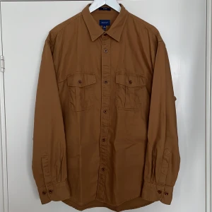 Gant overshirt  - Overshirt i tjock bomull med vintagekänsla. Relaxed fit. Använd ett fåtal gånger, utmärkt skick.